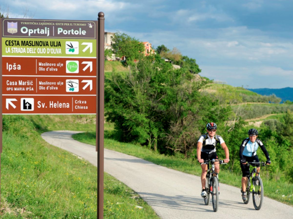 Cyclists on the Parenzana trail